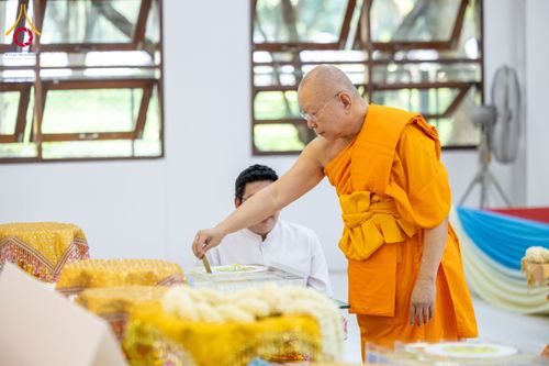 ภาพ No.160877:พิธีเจริญพระพุทธมนต์ และปิดแผ่นทองรูปเหมือน พระเดชพระคุณพระมงคลเทพมุนี (สด จนฺทสโร) พระผู้ปราบมาร จำนวน 3 องค์ วันเสาร์ที่ 5 ตุลาคม พ.ศ. 2567 ณ อาคารปลูกศรัทธา 2 (ชานชลาเดิม) วัดพระธรรมกาย อ.คลองหลวง จ.ปทุมธานี