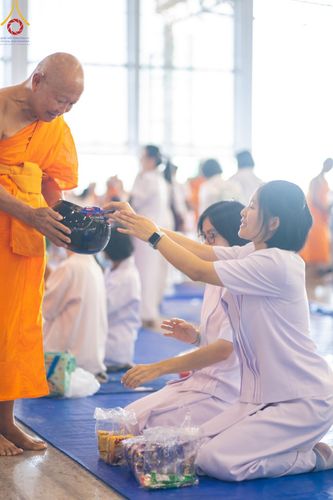 ภาพ No.159005:พิธีตักบาตร ในวันอาทิตย์ต้นเดือน วันที่ 6 ตุลาคม พ.ศ. 2567 ณ สภาธรรมกายสากล วัดพระธรรมกาย