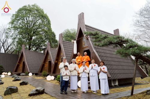 ภาพ No.221042:วันที่ 13 เมษายน พ.ศ. 2568 พิธีโปรยรัตนชาติปฐมเริ่มสถาปนาเจดีย์ และ พิธีเปิดหมู่บ้านปฏิบัติธรรม เพื่อการบรรลุธรรม ณ วัดป่าธรรมกายนานาชาติโทชิหงิ  ประเทศญี่ปุ่น