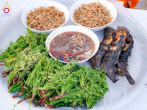 ภาพ No.196992:พิธีถวายภัตตาหารเป็นสังฆทาน แด่พระธรรมยาตรา ณ วัดโบสถ์(บน) ตำบลบางคูเวียง อำเภอบางกรวย จังหวัดนนทบุรี ในโครงการธรรมยาตรา กตัญญูบูชา มหาปูชนียาจารย์ พระมงคลเทพมุนี(สด จนฺทสโร) พระผู้ปราบมาร อนุสรณ์สถาน 7 แห่ง ปีที่ 13 วันที่ 18 มกราคม พ.ศ. 2568