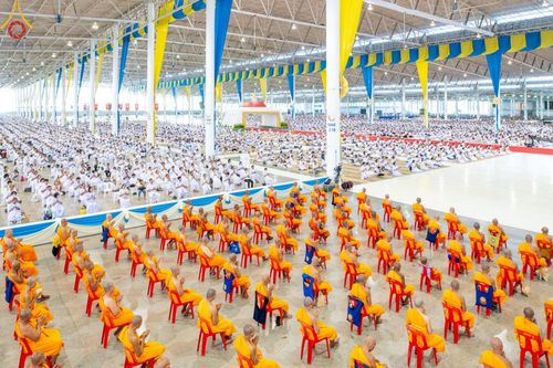 ภาพ No.143470:พิธีตักบาตร ข้าวสารอาหารแห้ง ณ บ้านแก้วเรือนทองคุณยายฯ และ พิธีบูชาข้าวพระ  ณ สภาธรรมกายสากล วัดพระธรรมกาย วันอาทิตย์ที่ 7 กรกฎาคม พ.ศ. 2567