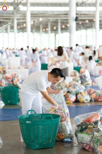 ภาพ No.137243:พิธีตักบาตร และปฏิบัติธรรม ในวันวิสาขบูชา วันพุธที่ 22 พฤษภาคม พ.ศ. 2567 ( วันพระขึ้น15 ค่ำ เดือน 6 ) ณ วัดพระธรรมกาย จ.ปทุมธานี