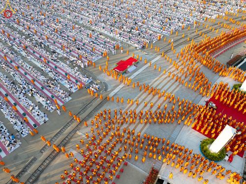 ภาพ No.187811:พิธีตักบาตรฉลองพระใหม่ ต้อนรับพุทธศักราช 2568 ณ ลานธรรมพระมหาธรรมกายเจดีย์ วัดพระธรรมกาย จ.ปทุมธานี วันที่ 1 มกราคม พ.ศ. 2568