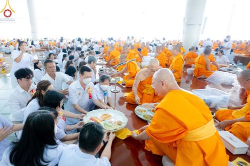 ภาพ No.205758:พิธีสวดพระพุทธมนต์ และถวายภัตตาหารเมนูสวรรค์แด่พระภิกษุ สามเณร วันจันทร์ที่ 3 กุมภาพันธ์ พ.ศ. 2568 ณ หอฉันคุณยายอาจารย์ฯ วัดพระธรรมกาย