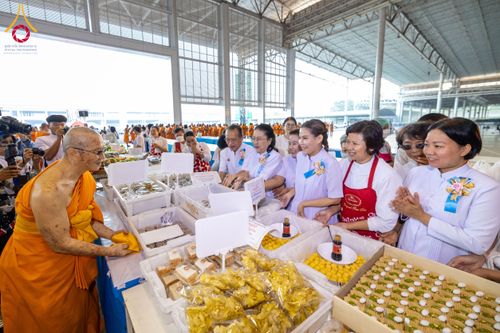 ภาพ No.204364:พิธีถวายภัตตาหารเป็นสังฆทาน แด่พระธรรมยาตรา ณ วัดพระธรรมกาย ตำบลคลองสาม อำเภอคลองหลวง จังหวัดปทุมธานี ในโครงการธรรมยาตรา กตัญญูบูชา มหาปูชนียาจารย์ พระมงคลเทพมุนี(สด จนฺทสโร) พระผู้ปราบมาร อนุสรณ์สถาน 7 แห่ง ปีที่ 13 วันที่ 31 มกราคม พ.ศ. 2568