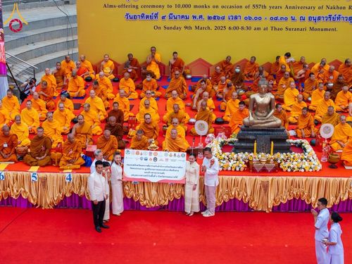 ภาพ No.210353:วันอาทิตย์ที่ 9 มีนาคม พ.ศ. 2568 พ่อเมืองโคราชจัดตักบาตรพระหมื่น ทำบุญเมือง 557 ปี