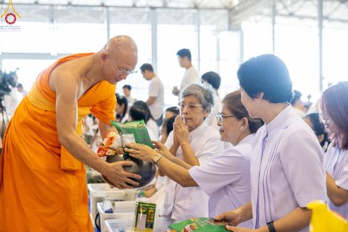 ภาพ No.151075:พิธีตักบาตร ในวันอาทิตย์ต้นเดือน วันที่ 1 กันยายน พ.ศ. 2567 ณ สภาธรรมกายสากล วัดพระธรรมกาย
