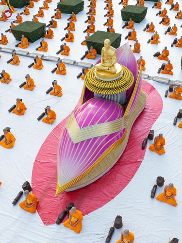 ภาพ No.187001:พระธรรมยาตราปฏิบัติธรรม และถ่ายภาพหมู่ประวัติศาสตร์ ปีที่ 13 ณ ลานทิศตะวันออก มหาวิหารพระมงคลเทพมุนี วัดพระธรรมกาย จ.ปทุมธานี วันเสาร์ที่ 28 ธันวาคม พ.ศ. 2567