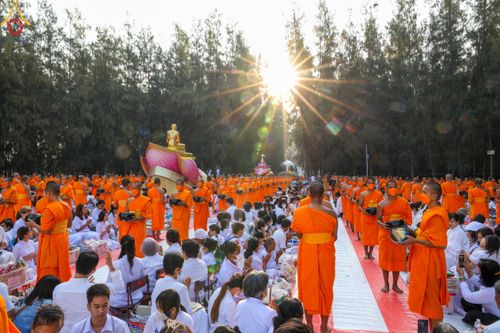 ภาพ No.107452:พิธีตักบาตรพระธรรมยาตราฯ ในโครงการธรรมยาตรากตัญญูบูชา มหาปูชนียาจารย์ พระมงคลเทพมุนี(สด จนฺทสโร) พระผู้ปราบมาร ปีที่ 12 ณ อนุสรณ์สถานมหาวิหารพระมงคลเทพมุนี อ.สองพี่น้อง จ.สุพรรณบุรี วันที่ 7 มกราคม พ.ศ. 2567
