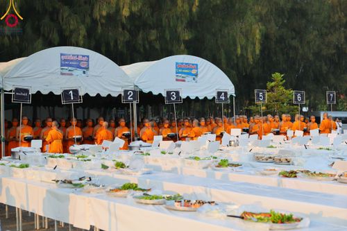 ภาพ No.110766:พิธีถวายภัตตาหารเป็นสังฆทาน แด่คณะพระธรรมยาตราฯ ในโครงการธรรมยาตรากตัญญูบูชา มหาปูชนียาจารย์ พระมงคลเทพมุนี(สด จนฺทสโร) พระผู้ปราบมาร อนุสรณ์สถาน 7 แห่ง ปีที่ 12 วันที่ 12 มกราคม พ.ศ. 2567 ณ อนุสรณ์สถานมหาวิหารพระมงคลเทพมุนี(โลตัสแลนด์) อ.สองพี่น้อง จ.สุ