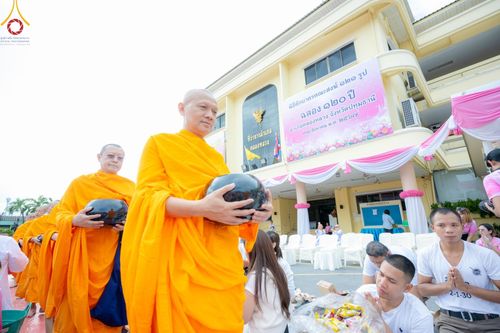 ภาพ No.150877:พิธีเจริญพระพุทธมนต์ และทำบุญตักบาตรแด่คณะสงฆ์ จำนวน 121 รูป เนื่องในโอกาสฉลองครบรอบ 120 ปี อำเภอคลองหลวง จังหวัดปทุมธานี เพื่อถวายเป็นพุทธบูชา ช่วยเหลือผู้ประสบความเดือดร้อนจากอุทกภัย และคณะสงฆ์ 323 วัด 4 จังหวัดชายแดนภาคใต้ วันเสาร์ที่ 31 สิงหาคม พ.ศ. 