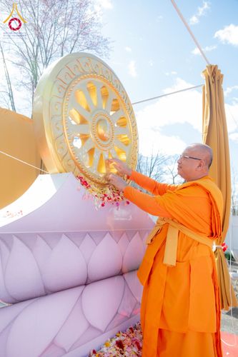 ภาพ No.62454:คณะศิษยานุศิษย์รวมใจสถาปนาและสมโภช ธรรมจักร เพื่ออัญเชิญประดิษฐาน ณ ยอดอุโบสถ 80 ปี หลวงพ่อธัมมชโย วัดพระธรรมกายนิวเจอร์ซี ประเทศสหรัฐอเมริกา  วันอาทิตย์ที่ 7 เมษายน พ.ศ. 2567