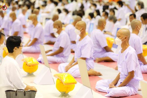 ภาพ No.101498:พิธีเวียนประทักษิณ, พิธีวันทาเจดีย์, พิธีขอขมาและมอบผ้าไตร ในโครงการอุปสมบทหมู่ รุ่นบูชาธรรมมหาปูชนียาจารย์ ณ วัดพระธรรมกาย ในวันที่ 9 ธันวาคม พ.ศ. 2566