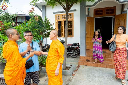 ภาพ No.220380:วันที่ 17 เมษายน พ.ศ. 2568 ผู้แทนวัดพระธรรมกาย ลงพื้นที่เยียวยา ซับน้ำตาเหยื่อแผ่นดินไหวมัณฑะเลย์