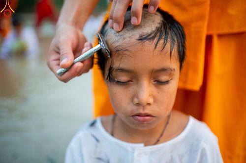 ภาพ No.63351:Photo Story  มหัศจรรย์วัดดงดินแดง Episode 1  พิธีปลงผมนาคธรรมทายาท  ในโครงการบรรพชาอุปสมบทหมู่ ฟื้นฟูพระพุทธศาสนาทั่วไทย วัดดงดินแดง ณ ลำน้ำแม่ตื่น อ.อมก๋อย จ.เชียงใหม่ วันที่ 2 เมษายน พ.ศ. 2567