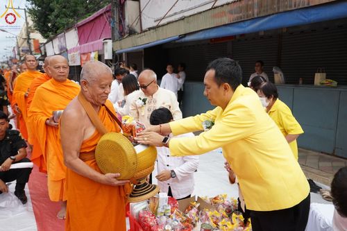 ภาพ No.146317:ตักบาตรพระ 1,384 รูป ทำบุญเมืองฝางครบรอบ 1,383 ปี ถวายเป็นพระราชกุศลแด่พระบาทสมเด็จพระเจ้าอยู่หัว เนื่องในโอกาสพระราชพิธีมหามงคล เฉลิมพระชนมพรรษา 6 รอบ 72 พรรษา วันเสาร์ที่ 27 กรกฎาคม พ.ศ.2567  ณ ถนนหน้าที่ว่าการอำเภอฝาง จ.เชียงใหม่