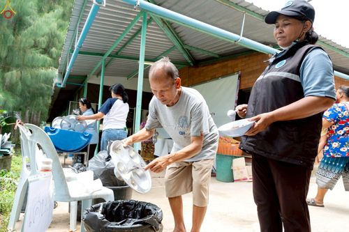 ภาพ No.235474:วันที่ 30-31 กรกฎาคม พ.ศ. 2568 วัดพระธรรมกาย มูลนิธิธรรมกาย ร่วมกับศูนย์ส่งเสริมศีลธรรมจังหวัดสุรินทร์ เปิดศูนย์พักพิงชั่วคราวเพื่อช่วยเหลือประชาชน ผู้อพยพจากเหตุปะทะกันตามแนวชายแดน ไทย-กัมพูชา ตั้งแต่วันที่ 24 กรกฎาคม พ.ศ.2568 เป็นต้นไป
