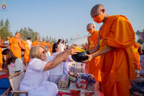 ภาพ No.110320:พิธีตักบาตรพระธรรมยาตราฯ ในโครงการธรรมยาตรากตัญญูบูชา มหาปูชนียาจารย์ พระมงคลเทพมุนี(สด จนฺทสโร) พระผู้ปราบมาร ปีที่ 12 ณ อนุสรณ์สถานลำดับที่ 2 สถานที่ตั้งมโนปณิธานบวชตลอดชีวิต อนุสรณ์สถานบางนางแท่น จ.นครปฐม วันที่ 11 มกราคม พ.ศ. 2567