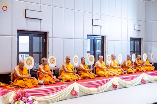 ภาพ No.214847:พิธีต้อนรับสัญญาบัตร พัดยศ พระราชวิเทศวชิรเวที (บัณฑิต วรปญฺโญ) เจ้าอาวาสวัดพระธรรมกายสกอตแลนด์ สหราชอาณาจักร ผู้ช่วยเจ้าอาวาสวัดพระธรรมกาย ณ อุโบสถพระไตรปิฏก วัดพระธรรมกาย