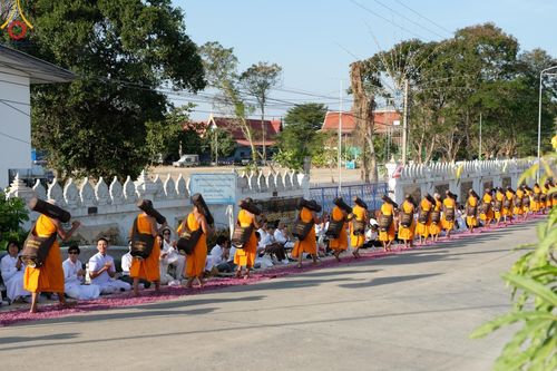 ภาพ No.193334:พิธีต้อนรับพระธรรมยาตรา ณ อนุสรณ์สถาน สถานที่เกิดในเพศสมณะ วัดสองพี่น้อง อำเภอสองพี่น้อง จังหวัดสุพรรณบุรี ในโครงการธรรมยาตรา กตัญญูบูชา มหาปูชนียาจารย์ พระมงคลเทพมุนี(สด จนฺทสโร) พระผู้ปราบมาร อนุสรณ์สถาน 7 แห่ง ปีที่ 13 วันที่ 11 มกราคม พ.ศ. 2568
