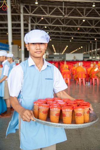 ภาพ No.58895:V.40 ภัตตาหารพระหมื่นวัด เราจัดให้ การปฏิบัติงานของเจ้าหน้าที่และอาสาสมัคร เพื่อรับบุญในการถวายภัตตาหาร แด่คณะสงฆ์ 10,000 กว่าวัดทั่วประเทศ ที่มาร่วมงานวันคุ้มครองโลก จันทร์ที่ 22 เมษายน พ.ศ. 2567 ณ วัดพระธรรมกาย