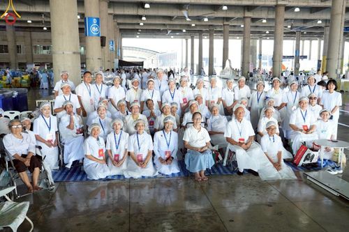 ภาพ No.219480:วันอังคารที่ 22 เมษายน พ.ศ. 2568 พิธีมอบปัจจัยช่วยเหลือครู 4 จังหวัดชายแดนภาคใต้ , พิธีกล่าวคำถวายอุปกรณ์ เพื่อเตรียมการต้อนรับคณะสงฆ์ฯ , พิธีกล่าวคำถวายภัตตาหารเป็นสังฆทาน , คณะสงฆ์ฉันภัตตาหารเพล  เนื่องในวันคุ้มครองโลก พิธีถวายมหาสังฆทานแด่คณะสงฆ์