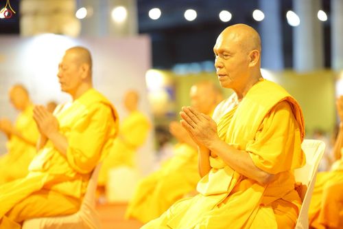 ภาพ No.241054:วันพุธที่ 27 สิงหาคม พ.ศ. 2568 พิธีจุดประทีป ในวันธรรมชัย ณ วัดพระธรรมกาย