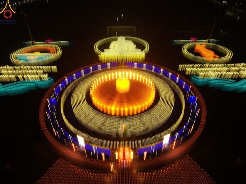 ภาพ No.204582:พิธีจุดประทีปถวายเป็นพุทธบูชา และบูชาธรรมมหาปูชนียาจารย์ ณ วัดพระธรรมกาย ตำบลคลองสาม อำเภอคลองหลวง จังหวัดปทุมธานี ในโครงการธรรมยาตรา กตัญญูบูชา มหาปูชนียาจารย์ พระมงคลเทพมุนี(สด จนฺทสโร) พระผู้ปราบมาร ปีที่ 13 วันที่ 31 มกราคม พ.ศ. 2568