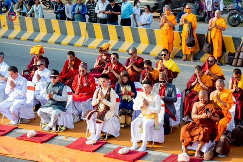 ภาพ No.212976:วันที่ 14 - 15 มีนาคม พ.ศ. 2568 คณะสงฆ์และสามเณรเดินธรรมยาตรา ในโครงการบวชสามเณรเนปาล 500 รูป ไปยังสถานที่รอบมายาเทวีและลุมพินีเกรด ณ ลุมพินี ประเทศเนปาล