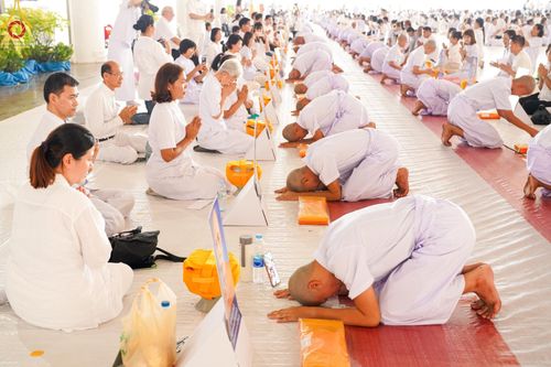 ภาพ No.133983:พิธีขอขมามอบผ้าไตร โครงการบรรพชาสามเณร ศูนย์อบรมวัดพระธรรมกาย ณ วัดพระธรรมกาย วันเสาร์ที่ 6 เมษายน พ.ศ. 2567