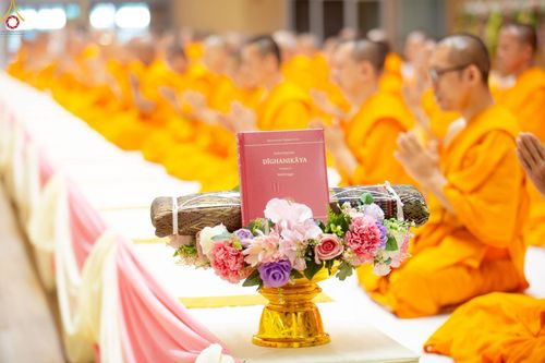 ภาพ No.228395:วันอาทิตย์ที่ 8 มิถุนายน พ.ศ. 2568 พิธีถวายทุนสนับสนุนพระไตรปิฎกฉบับธรรมชัย และอนุรักษ์คัมภีร์โบราณ ณ ห้องแก้วสารพัดนึก 2 วัดพระธรรมกาย