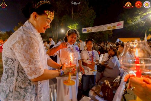 ภาพ No.224554:วันจันทร์ที่ 12 พฤษภาคม พ.ศ. 2568  ชาวพุทธในอินโดนีเซีย ร่วมฉลองวิสาขบูชาจุดประทีปกว่า 200,000 ดวง ณ พระมหาเจดีย์บรมพุทโธ  เจริญพุทธมนต์ถวาย “พระวชิรเกล้าเจ้าอยู่หัว”