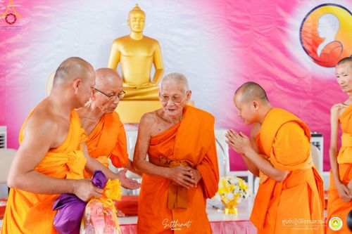 ภาพ No.216029:วันพฤหัสบดีที่ 3 เมษายน พ.ศ. 2568 พิธีบรรพชาสามเณร ภาคฤดูร้อน รุ่นที่ 15  บูชาธรรมหลวงพ่อธัมมชโย 81 ปี 81 รูป ณ ศูนย์ปฏิบัติธรรมสวนผึ้ง จ.ราชบุรี