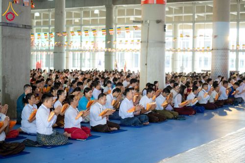 ภาพ No.143752:พิธีถวายผ้าไตร, สวดธรรมจักร, ปฏิบัติธรรม และฟังแสดงพระธรรมเทศนา ภาษาเมียนมา โดยมีสาธุชนชาวเมียนมากว่า 4,000 คน เข้าร่วมพิธี ณ มหารัตนวิหารคด วัดพระธรรมกาย วันอาทิตย์ที่ 7 กรกฎาคม พ.ศ. 2567