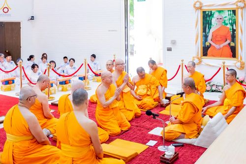 ภาพ No.252313:วันที่ 4-5 ตุลาคม พ.ศ. 2568  วัดพระธรรมกายแคลิฟอร์เนีย ประเทศสหรัฐอเมริกา ได้จัดพิธีตัดปอยผม โดยคณะสงฆ์ ญาติ ๆ และสาธุชน ให้กับนาคธรรมทายาท 8 ท่าน และได้จัดพิธีบรรพชา-อุปสมบท ฉลองพิธีทอดกฐินบรมจักรพรรดิ สร้างอุโบสถ 82 ปี บูชาธรรมหลวงพ่อธัมมชโย