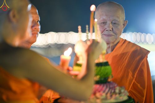 ภาพ No.170374:พิธีลอยกระทงธรรม ณ สระเศรษฐีทะเลบุญ มหาวิหารพระมงคลเทพมุนีฯ วัดพระธรรมกาย วันศุกร์ที่ 15 พฤศจิกายน พ.ศ.2567 (วันเพ็ญ 15 ค่ำ เดือน 12)