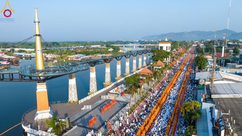 ภาพ No.101895:ตักบาตรพระ 10,000 รูป เติมบุญให้แผ่นดิน เนื่องในโอกาส 192 ปี จังหวัดกาญจนบุรี หนึ่งในโครงการตักบาตรพระ 2,000,000 รูป  77 จังหวัดทุกวัดทั่วไทย วันจันทร์ที่ 11 ธันวาคม พ.ศ. 2566 บริเวณถนนสองแคว (SKY WALK) เมืองกาญจนบุรี