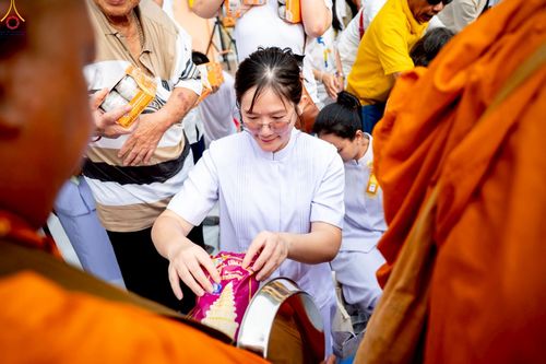 ภาพ No.237135:วันอาทิตย์ที่ 10 สิงหาคม พ.ศ. 2568 มหาสังฆทานครั้งยิ่งใหญ่ ตักบาตรพระ 10,000 รูป ถ.นิพัทธ์อุทิศ 3 ใจกลางนครหาดใหญ่ จ.สงขลา (ชุดที่ 2)