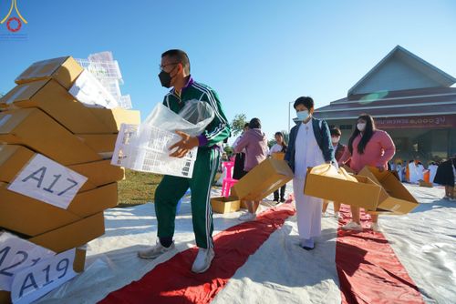 ภาพ No.103917:พิธีตักบาตรพระ 1,000 รูป ครั้งที่ 7 ถวายเป็นพุทธบูชา เพื่อช่วยเหลือคณะสงฆ์ 323 วัด 4 จังหวัดชายแดนภาคใต้ และถวายแด่คณะสงฆ์จังหวัดพิษณุโลก ณ ลานธรรมธุดงคสถานพิษณุโลก อ.วังทอง จ.พิษณุโลก วันที่ 24 ธันวาคม พ.ศ. 2566