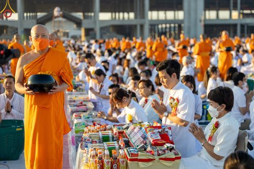 ภาพ No.105320:พิธีตักบาตรฉลองพระบวชใหม่ รุ่นบูชาธรรมมหาปูชนียาจารย์ และต้อนรับศักราชใหม่ วันจันทร์ที่ 1 มกราคม พ.ศ. 2567 ณ ลานธรรมพระมหาธรรมกายเจดีย์ วัดพระธรรมกาย