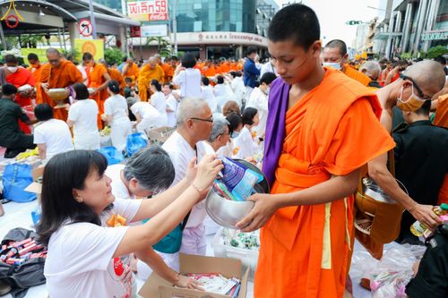 ภาพ No.85974:ตักบาตรพระนานาชาติ 10,000 รูป ใจกลางนครหาดใหญ่ จ.สงขลา วันอาทิตย์ที่ 20 สิงหาคม พ.ศ. 2566