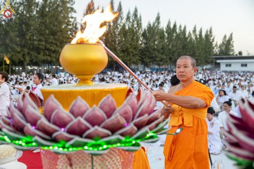 ภาพ No.192720:พิธีจุดประทีปถวายเป็นพุทธบูชา และบูชาธรรมมหาปูชนียาจารย์ ณ อนุสรณ์สถานคลองบางนางแท่น อ.สามพราน จ.นครปฐม ในโครงการธรรมยาตรา กตัญญูบูชา มหาปูชนียาจารย์ พระมงคลเทพมุนี(สด จนฺทสโร) พระผู้ปราบมาร อนุสรณ์สถาน 7 แห่ง ปีที่ 13 วันที่ 10 มกราคม พ.ศ. 2568