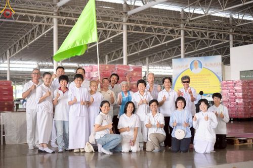 ภาพ No.214409:วันที่ 29 มีนาคม พ.ศ.2568 กิจกรรมใส่ถุงซิปกล่องไทยธรรม เพื่อรักษาความประณีตของกล่องไทยธรรม ในทุกสภาพอากาศ ณ บ้านแก้วเรือนทองคุณยาย วัดพระธรรมกาย