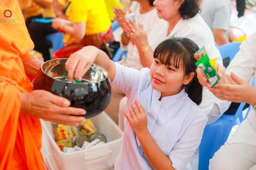 ภาพ No.146519:มหาสังฆทานถวายเป็นพุทธบูชาครั้งยิ่งใหญ่ โครงการทำบุญตักบาตร เพื่อถวายเป็นพระราชกุศล เนื่องในโอกาสมหามงคลเฉลิมพระชนมพรรษา พระบาทสมเด็จพระเจ้าอยู่ห้วฯ ทรงเจริญพระชนมพรรษา 6 รอบ 72 พรรษา