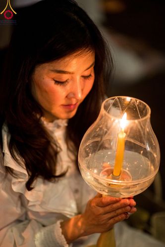 ภาพ No.107193:พิธีจุดประทีปถวายเป็นพุทธบูชา และบูชาธรรมมหาปูชนียาจารย์ ในโครงการธรรมยาตรากตัญญูบูชา มหาปูชนียาจารย์ พระมงคลเทพมุนี(สด จนฺทสโร) พระผู้ปราบมาร  อนุสรณ์สถาน 7 แห่ง ปีที่ 12  วันที่ 6 มกราคม พ.ศ. 2567 ณ อนุสรณ์สถานมหาวิหารพระมงคลเทพมุนี อ.สองพี่น้อง จ.สุพร