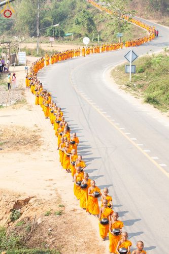 ภาพ No.62327:Photo Story  มหัศจรรย์วัดดงดินแดง Episode 4 กิจกรรมตักบาตรฉลองพระ-เณรกว่า 500 รูป