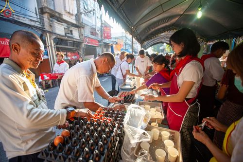 ภาพ No.151707:V.55 ทีมใหญ่ที่หาดใหญ่ เจ้าหน้าที่ทุกสถานะ หลายสัญชาติ ร่วมกันจัดงานตักบาตรที่หาดใหญ่ วันที่ 10-11 สิงหาคม พ.ศ. 2567