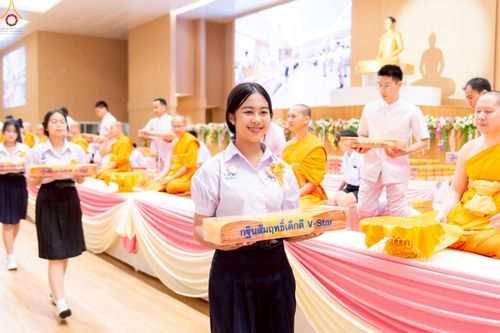 ภาพ No.245993:วันเสาร์ที่ 13 กันยายน พ.ศ. 2568 พิธีมอบผ้าไตรประธานกฐินสัมฤทธิ์เด็กดี V-Star ณ สภาธรรมกายสากล วัดพระธรรมกาย