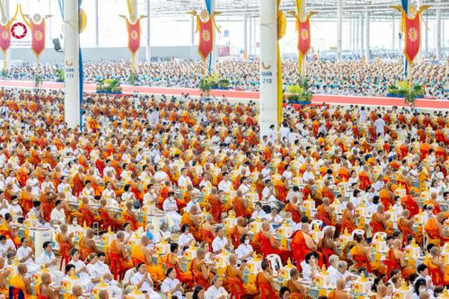 ภาพ No.60021:พิธีเจริญพระพุทธมนต์ "ฉลองอายุวัฒนมงคล 80 ปี หลวงพ่อธัมมชโย" พิธีถวายไทยธรรม คณะสงฆ์ 10,000 กว่าวัดทั่วประเทศ ในวันคุ้มครองโลก วันจันทร์ที่ 22 เมษายน พ.ศ. 2567 ณ สภาธรรมกายสากล วัดพระธรรมกาย จ.ปทุมธานี