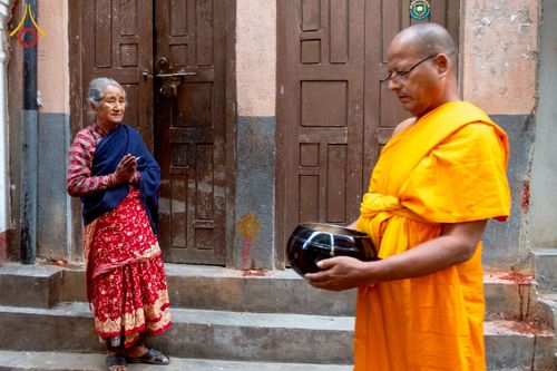 ภาพ No.213185:วันที่ 17 - 18 มีนาคม พ.ศ. 2568 คณะสงฆ์และสามเณรเดินบิณฑบาต รอบเมืองในพื้นที่ วัดสยมภูวนาถและราชวังปาตัน ณ เมืองกาฐมาณฑุ ประเทศเนปาล